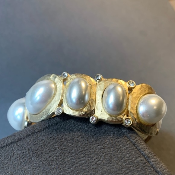 KJL Rare Faux Pearl Hammered Gold Crystal Hinged Bracelet - Picture 2 of 14
